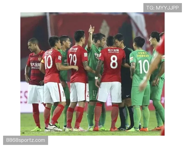 场边替补席红牌判罚规则到底怎样认定？揭秘裁判细节