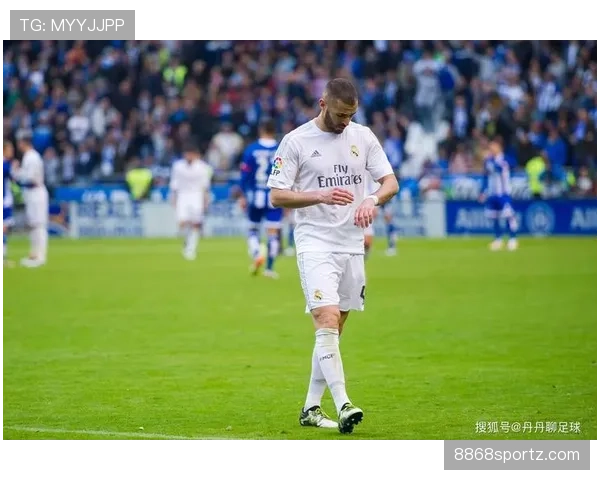 本泽马为何能长期占据主力位置：战术适配性与角色不可替代性分析